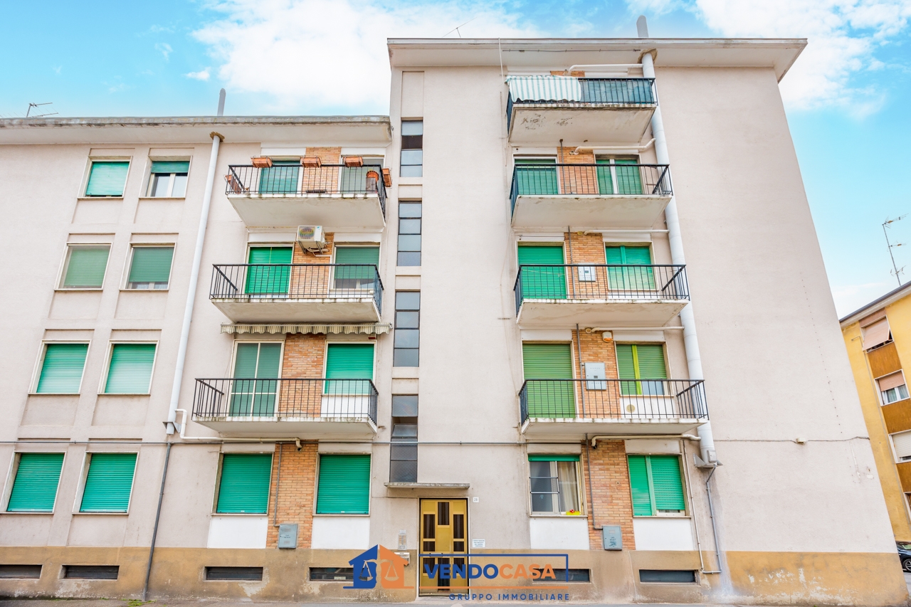 Apartamento de 5 habitaciónes en Vercelli, Italy No. 237478