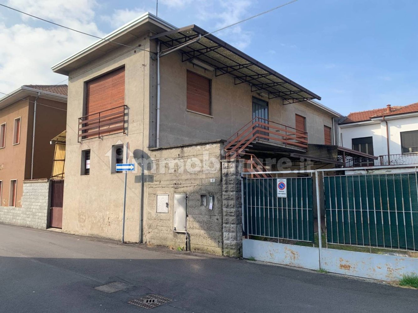 320m² Warehouse in Vanzaghello, Italy No. 160692