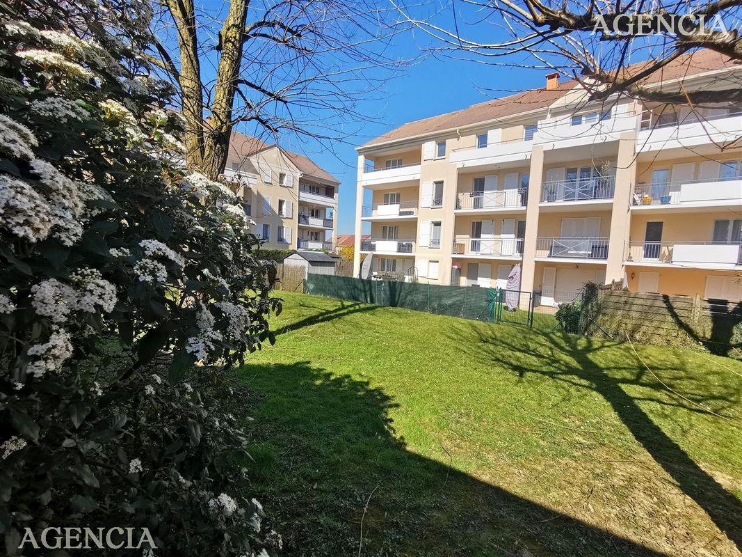 1 bedroom Apartment in Emerainville, France No. 114633