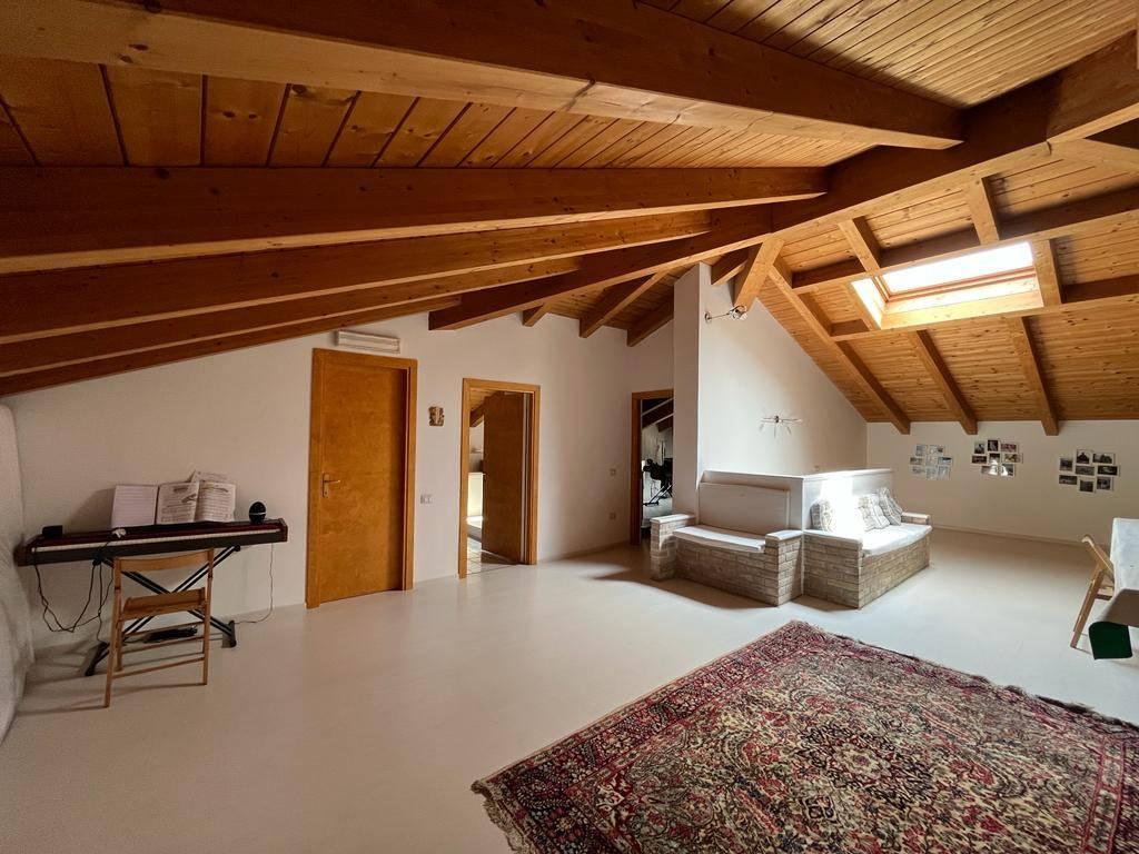 Дом с 6 комнатами в Монтекозаро, Италия № 74719