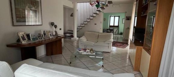 Дом с 6 комнатами в Монтекозаро, Италия № 74719 16