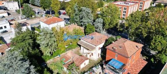 4 bedrooms House in Carpi, Italy No. 61281 9