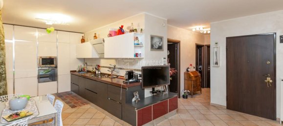 3 rooms Apartment in Turin, Italy No. 30492 4