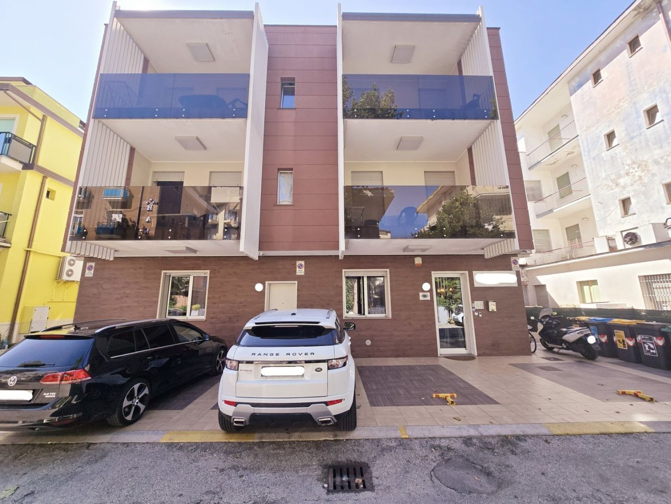 1002m² Building in Rimini, Italy No. 300204