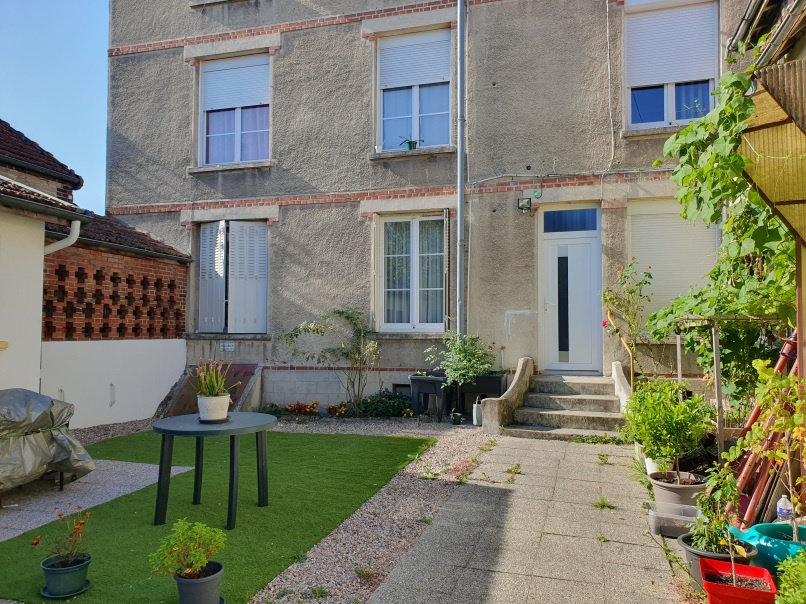 8 bedrooms Building in Sainte-Savine, France No. 89325