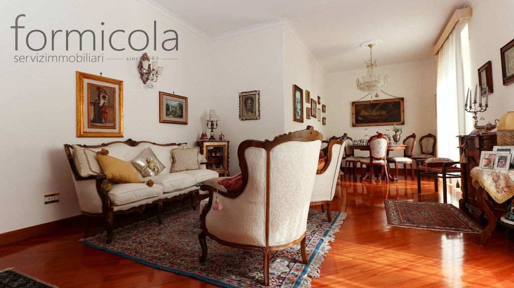 Apartamento de 2 dormitorios en Portici, Italy No. 332178