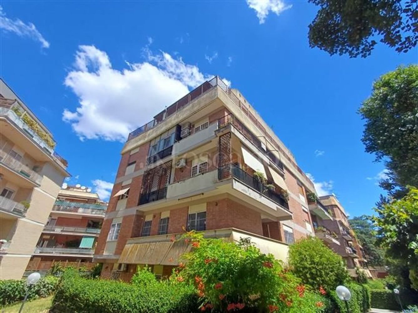 8 rooms Apartment in Rome, Italy No. 266026