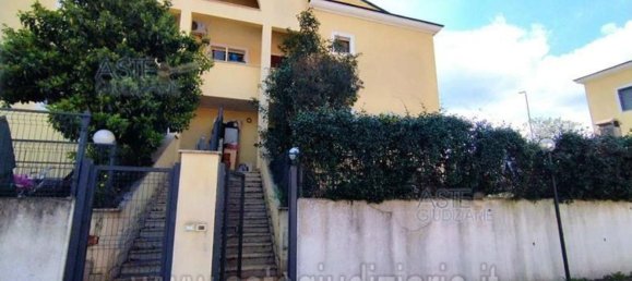 3 rooms Apartment in Rome, Italy No. 200556 5