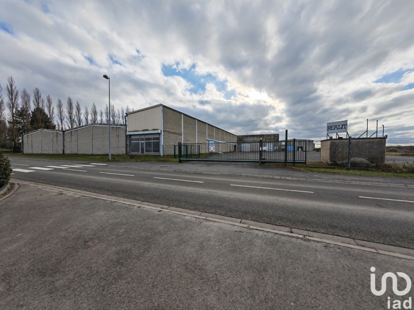 Propiedad comercial en Tricot, France 12156 m² No. 251788