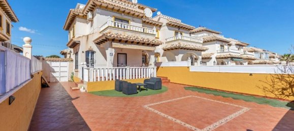 2 bedrooms Villa in Cabo Roig, Spain No. 280988 3