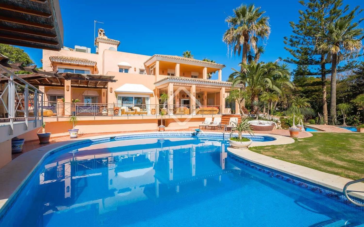 8 bedrooms House in Estepona, Spain No. 24213