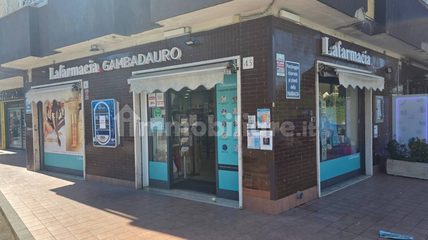 4 rooms Commercial property in Rome, Italy No. 386976