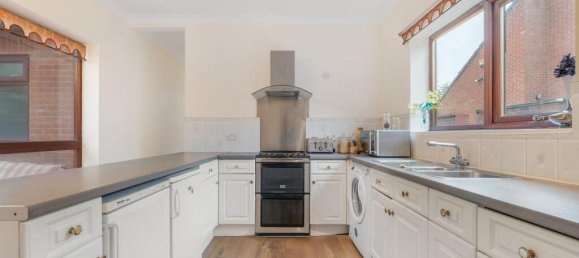 3 bedrooms Bungalow in Beckenham, United Kingdom No. 3011 12