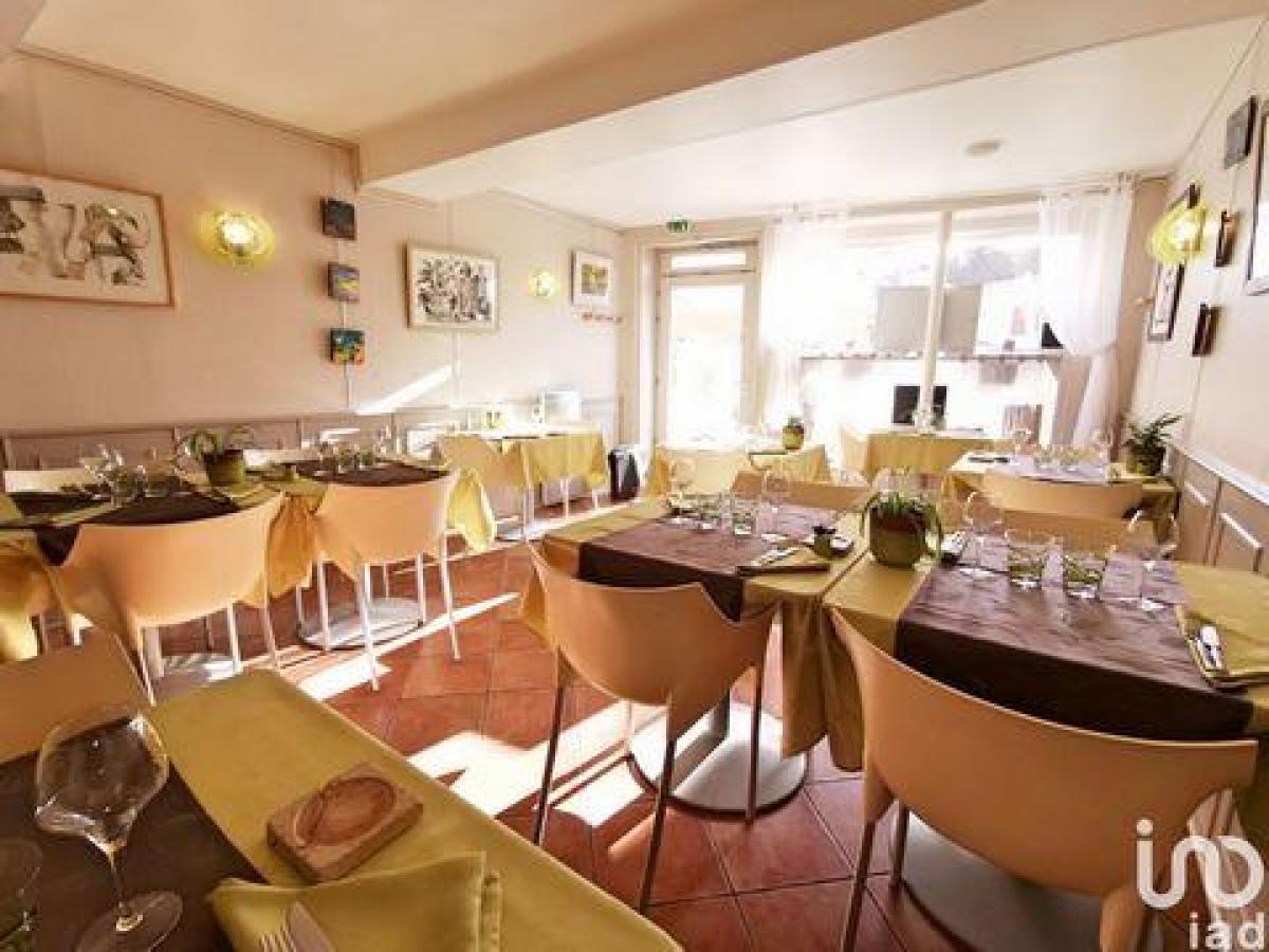 64m² Office in Auxerre, France No. 17735