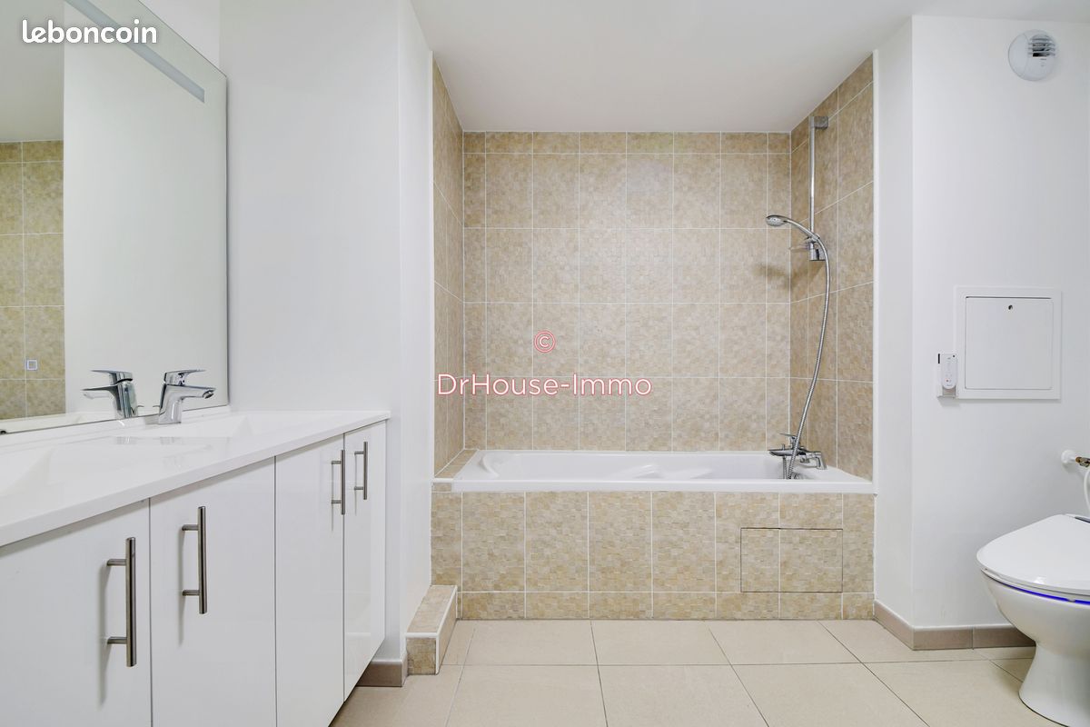 Apartamento de 3 dormitorios en Colombes, France No. 133154