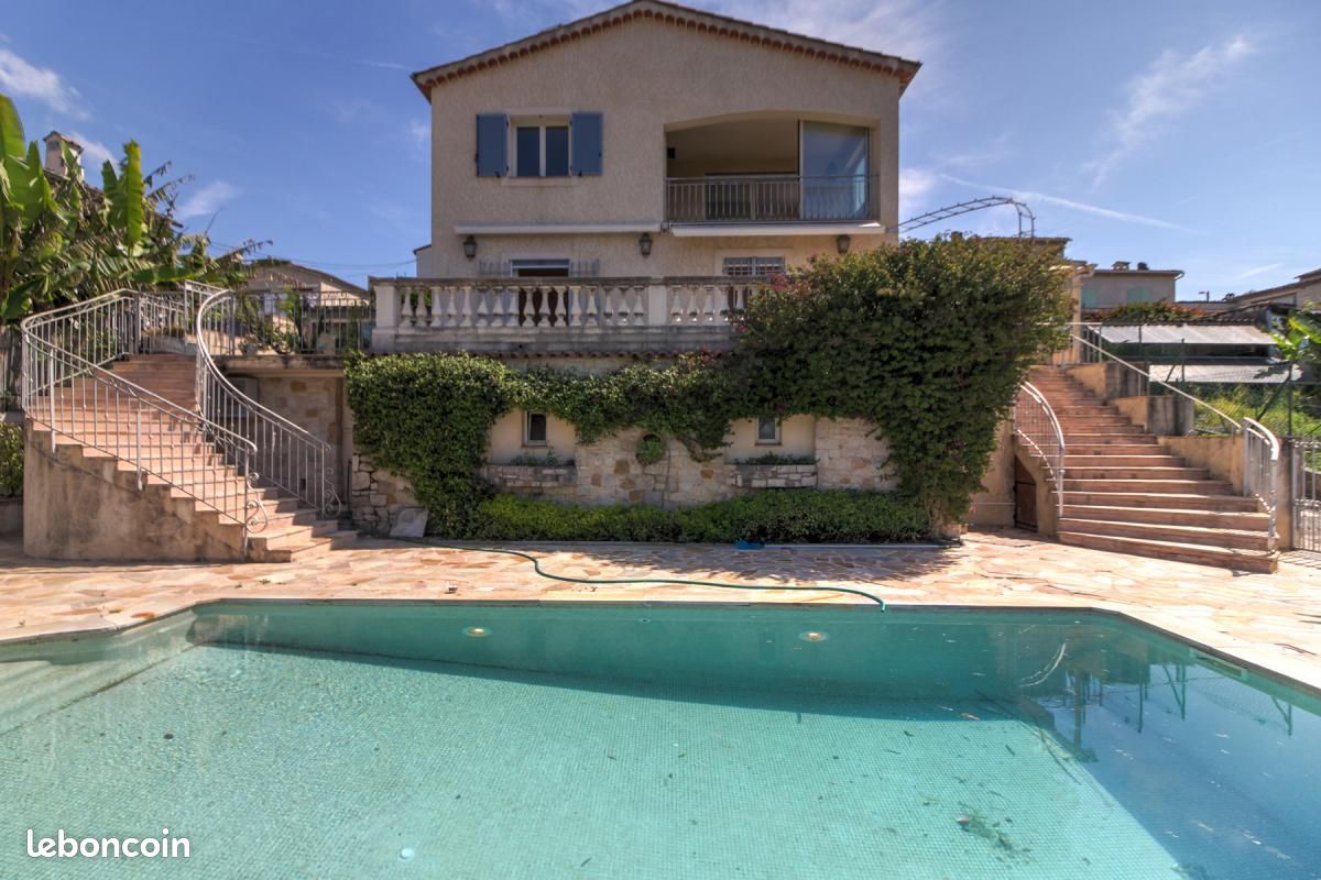 Villa de 3 dormitorios en Alpes-Maritimes, France No. 279626