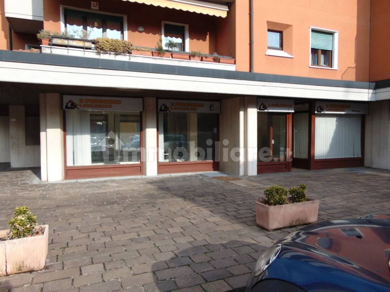 3 rooms Commercial property in Luino, Italy No. 346660