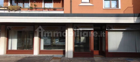 3 rooms Commercial property in Luino, Italy No. 346660 2