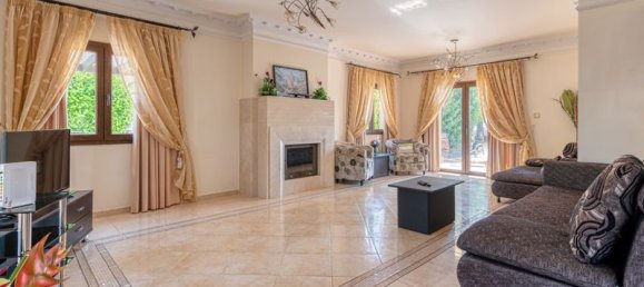 4 bedrooms Villa in Paralimni, Cyprus No. 17856 8