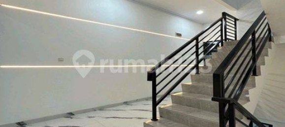 4 bedrooms House in Jakarta, Indonesia No. 1474 8