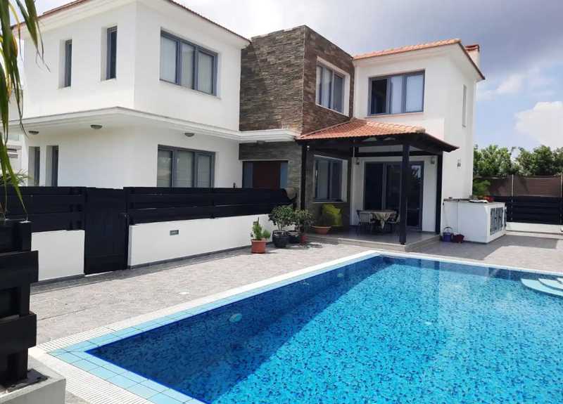 Propiedad comercial de 3 dormitorios en Latsia, Cyprus No. 18446