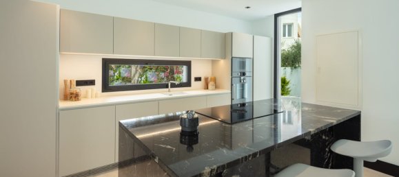 5 bedrooms Villa in Marbella Golden Mile, Spain No. 4710 11