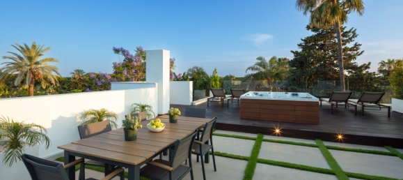 5 bedrooms Villa in Marbella Golden Mile, Spain No. 4710 3