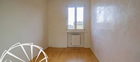 5 rooms Apartment in Prato, Italy No. 139658 8