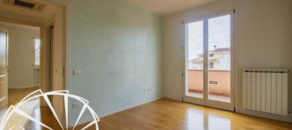 5 rooms Apartment in Prato, Italy No. 139658 6