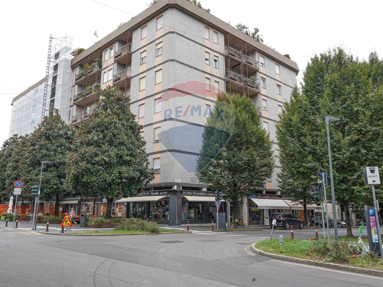 2 bedrooms Apartment in Bergamo, Italy No. 327938