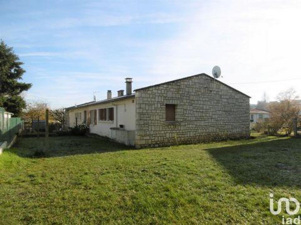 3 bedrooms House in Montmorillon, France No. 24830
