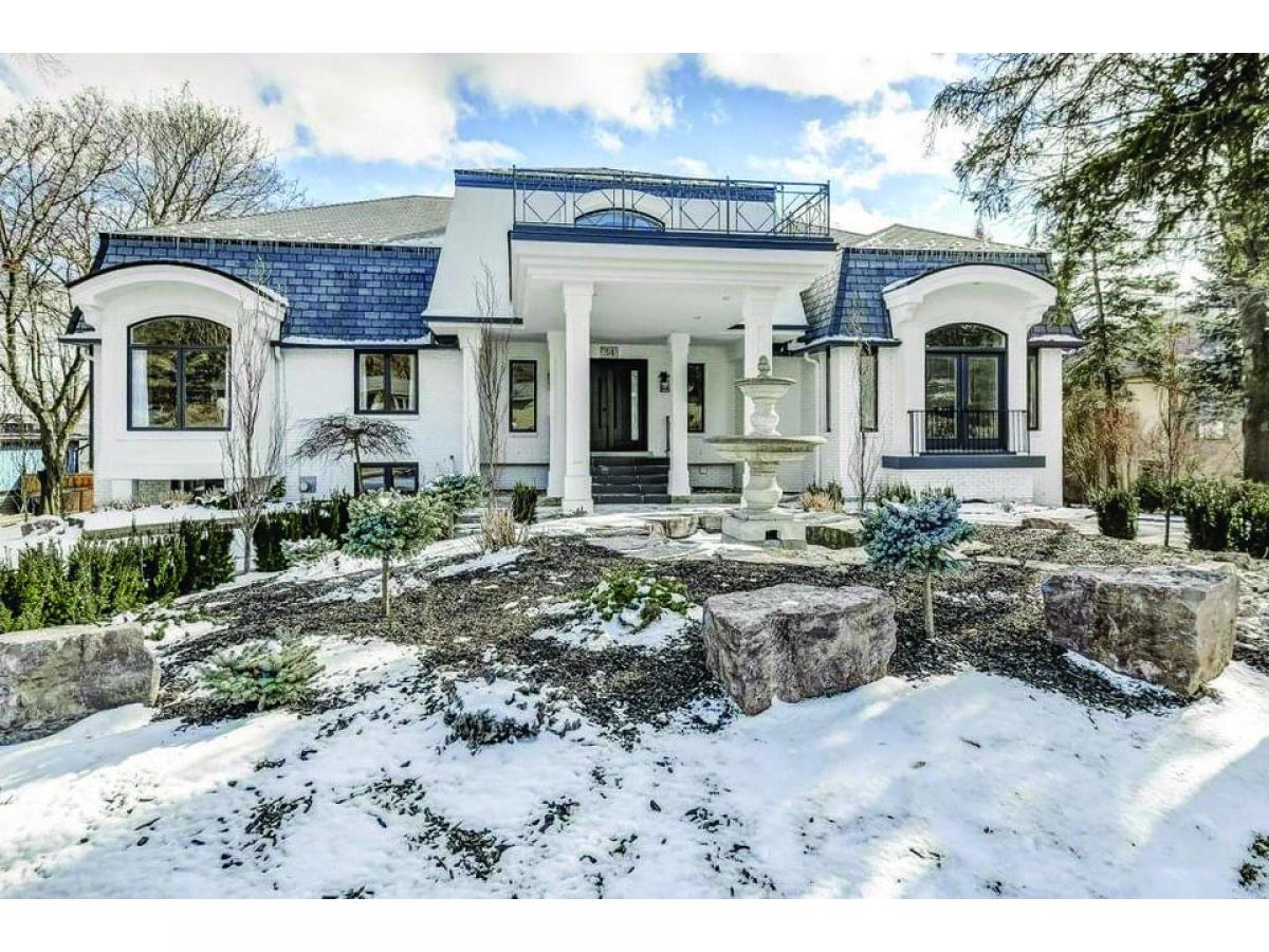 4 bedrooms House in Dundas, Canada No. 912