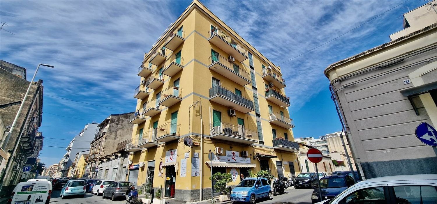 Apartamento de 5 habitaciónes en Catania, Italy No. 290449