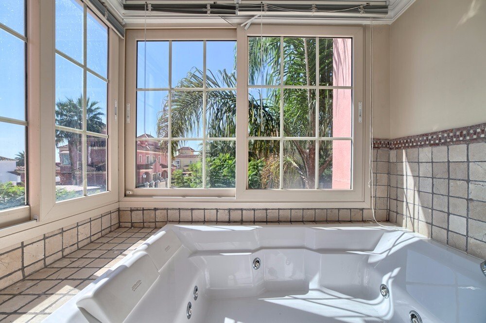 Propiedad comercial de 6 dormitorios en Marbella, Spain No. 56329