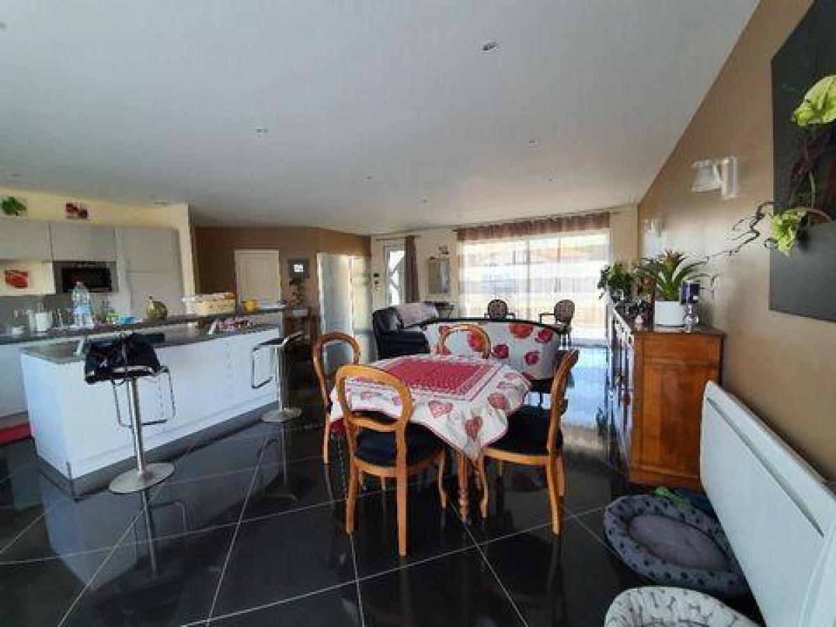 Casa de 3 dormitorios en Peschadoires, France No. 9012