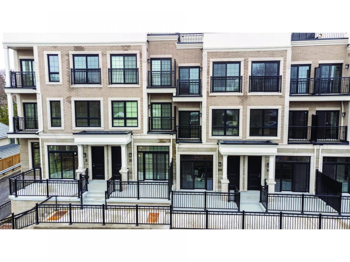 3 bedrooms House in Oakville, Canada No. 745