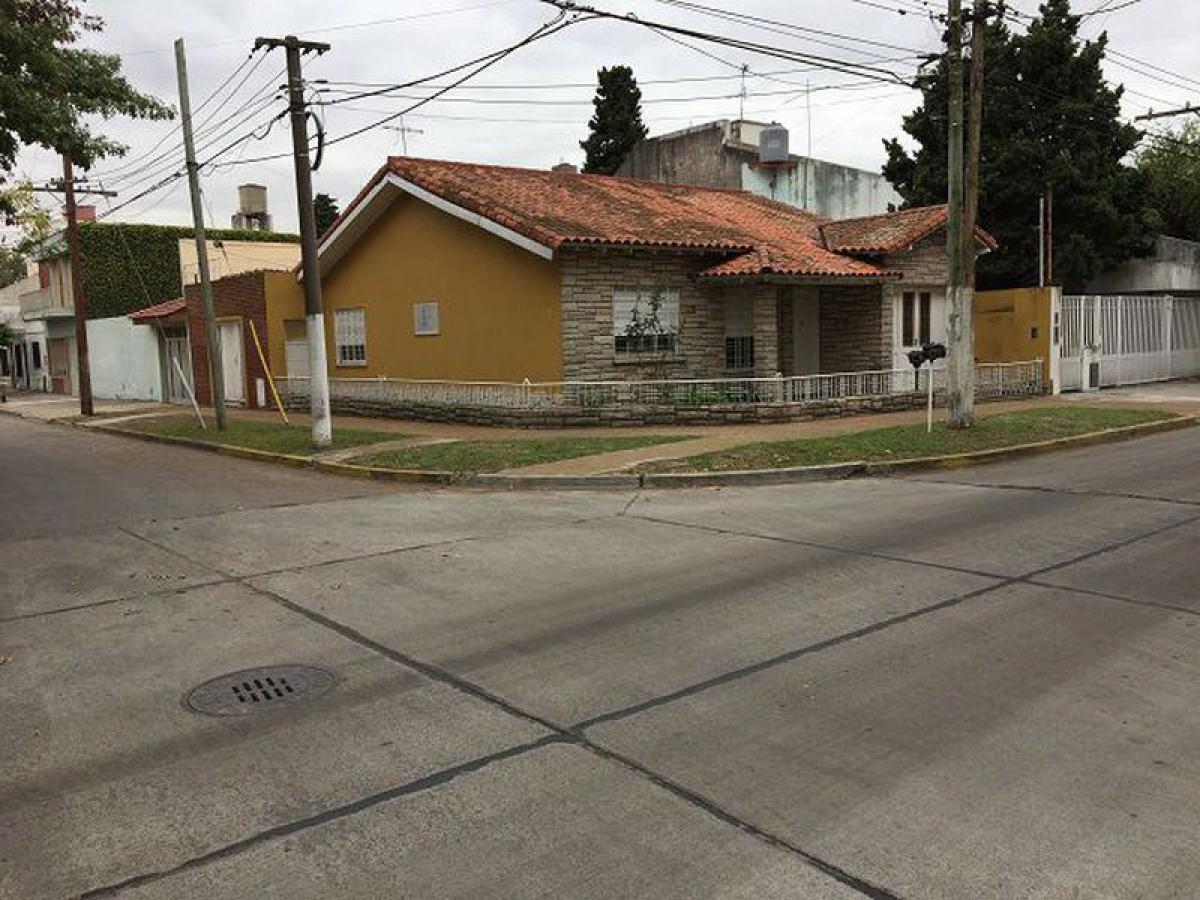 3 bedrooms House in Tres de Febrero, Argentina No. 18027