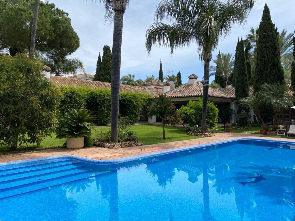 6 bedrooms Villa in Marbella, Spain No. 4474