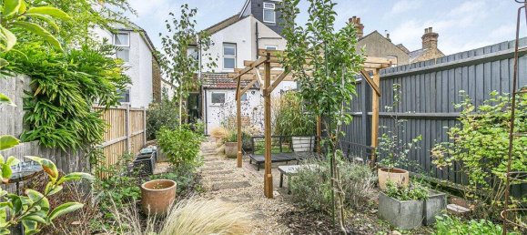 2 bedrooms House in Surrey, United Kingdom No. 8574 5