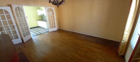 Casa de 3 dormitorios en Fougeres, France No. 199001 3