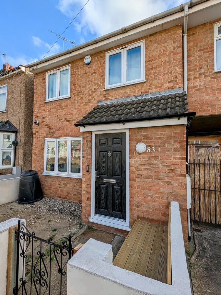 3 bedrooms House in Rainham, United Kingdom No. 10675