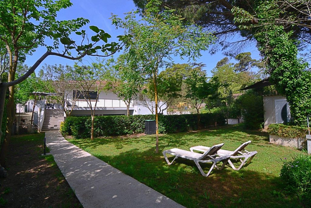 5 bedrooms Villa in Marseille, France No. 203492