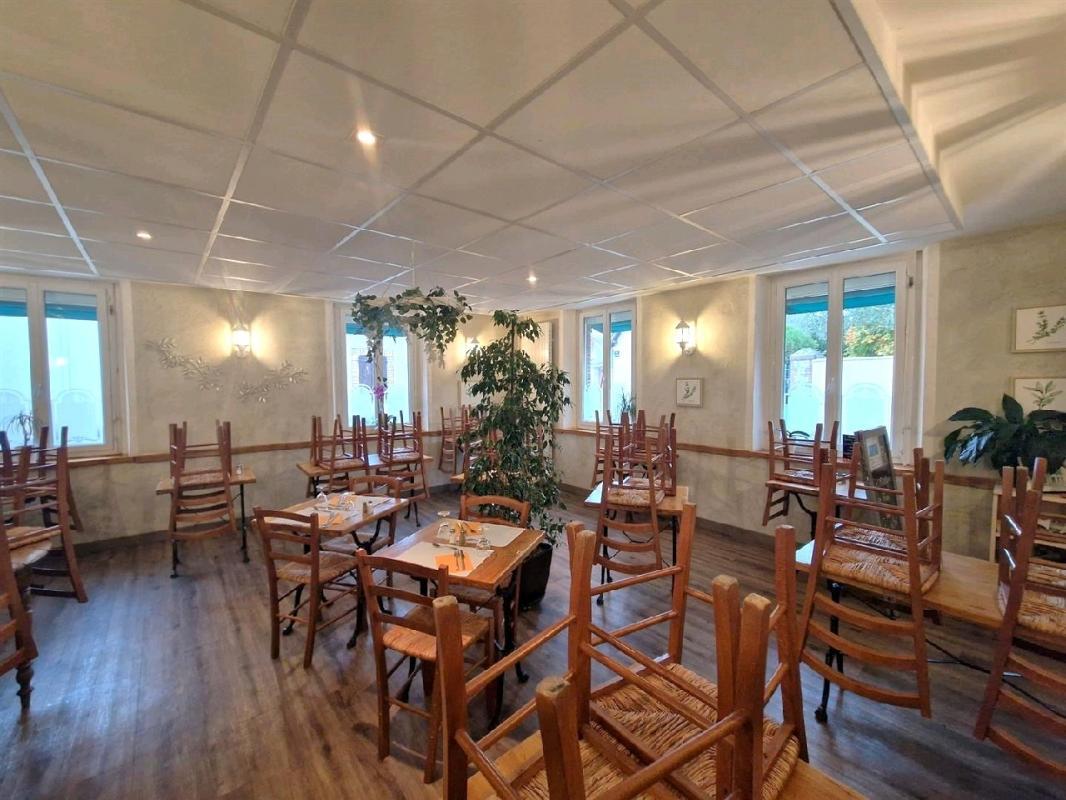 Дом с 9 спальнями в Треон, Франция № 82313