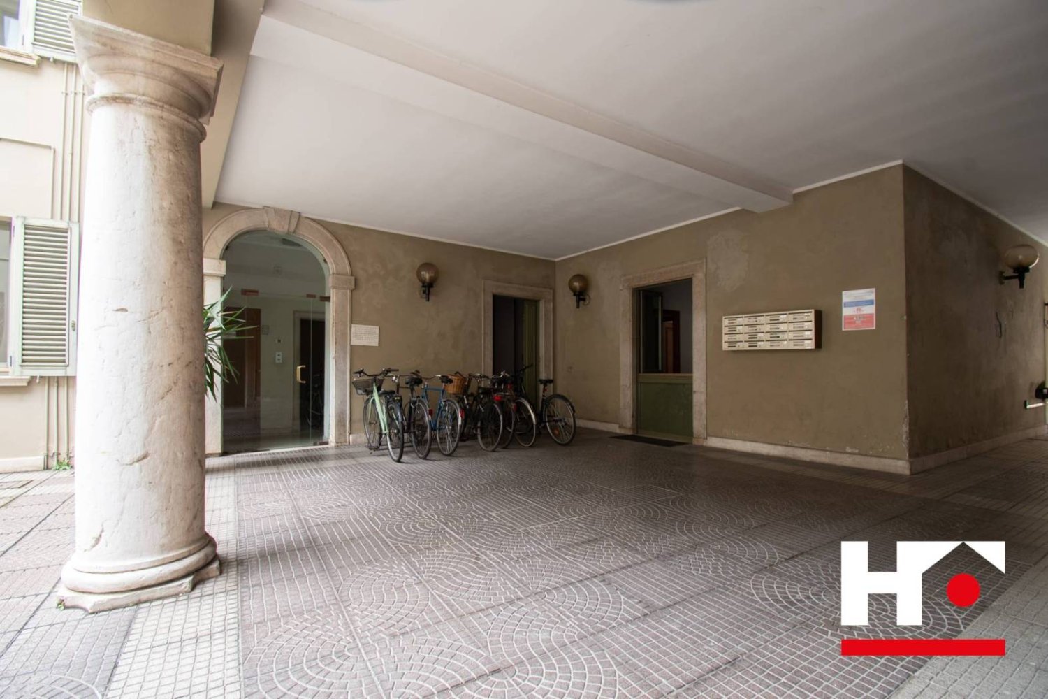 3غرفة مكتب في Brescia, Italy رقم 74004