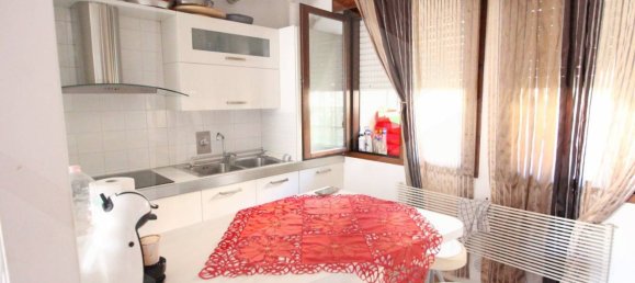 3 rooms Apartment in Bologna, Italy No. 33645 3