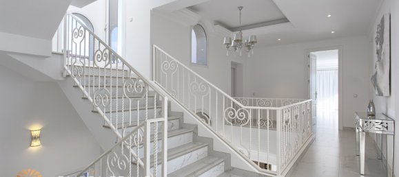 8 bedrooms Villa in Benahavis, Spain No. 5399 6