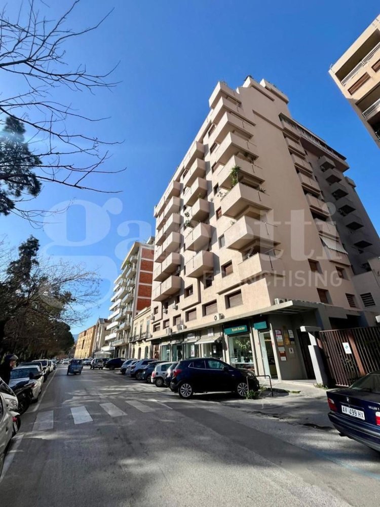 56m² Office in Palermo, Italy No. 120460