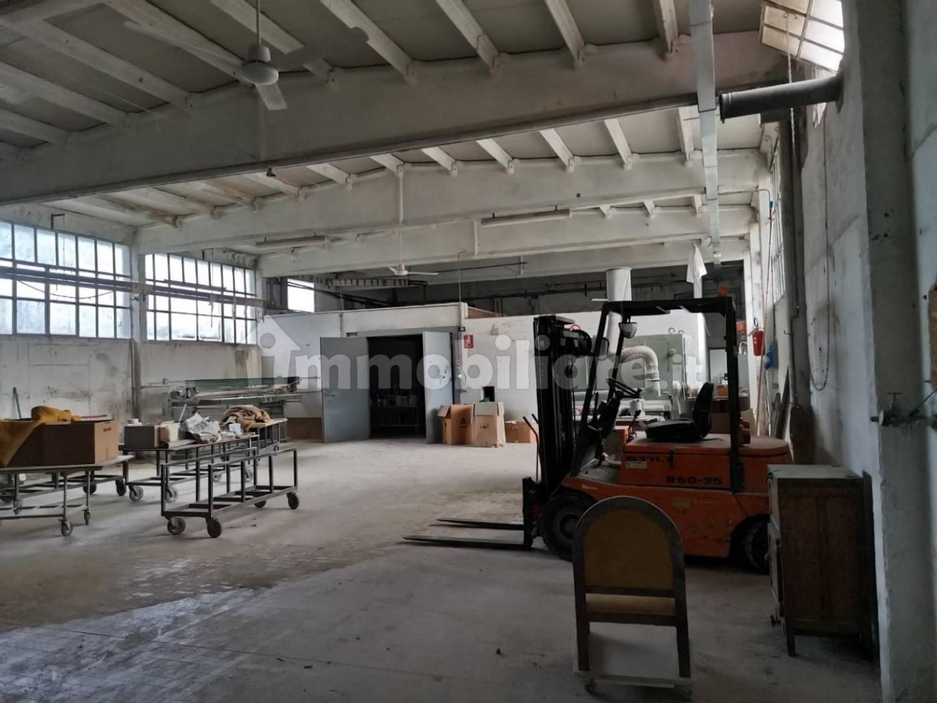 490m² Warehouse in Colle di Val d'Elsa, Italy No. 229866