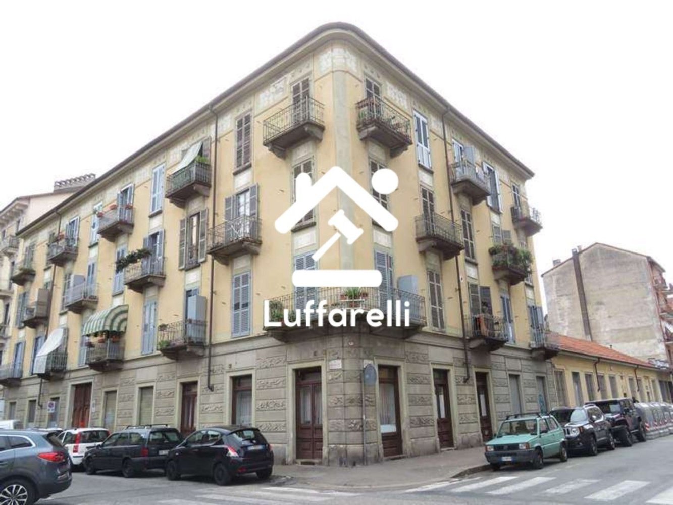5 rooms Apartment in Turin, Italy No. 50565