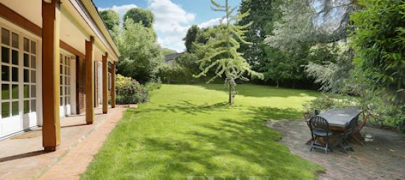 5 bedrooms House in Garches, France No. 180421 2